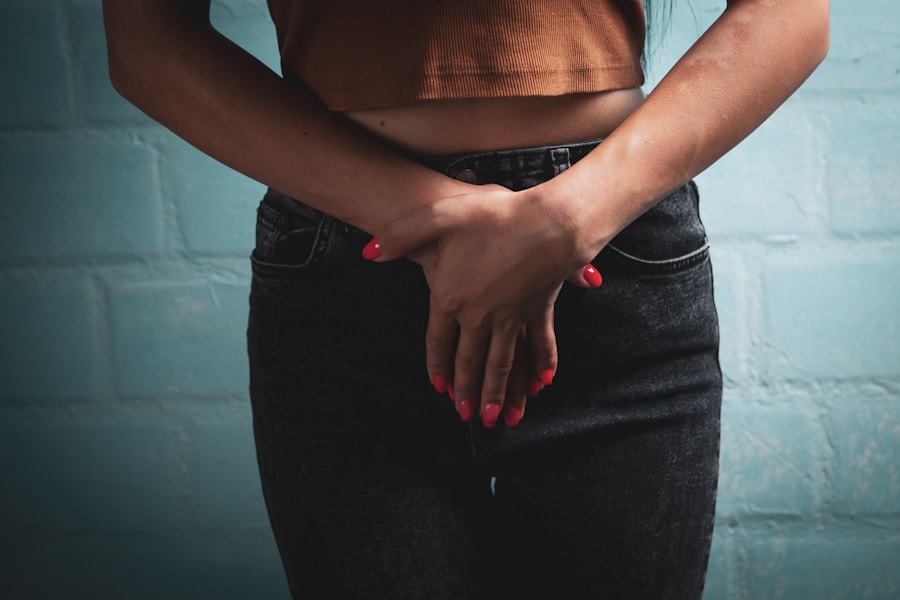 Mujer con dolor pélvico crónico sujetando zona abdominal