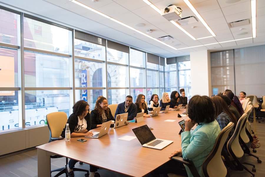 Equipo diverso en reunión de trabajo inclusiva