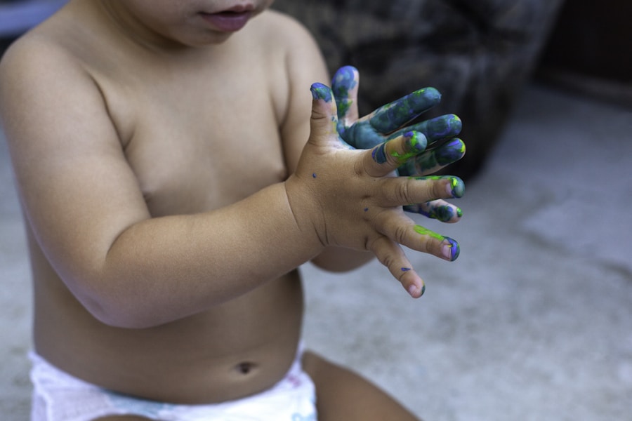Niño en juego sensorial con pintura y texturas